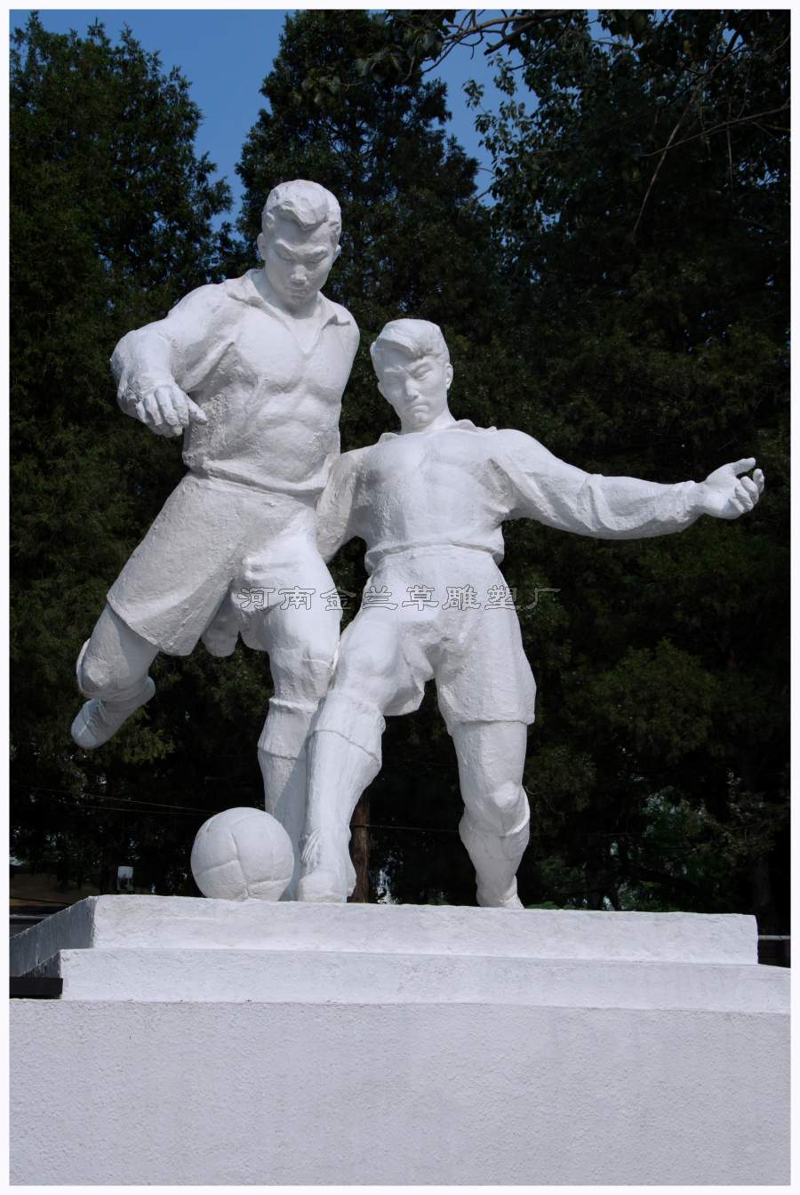 学校踢足球石材雕塑厂家