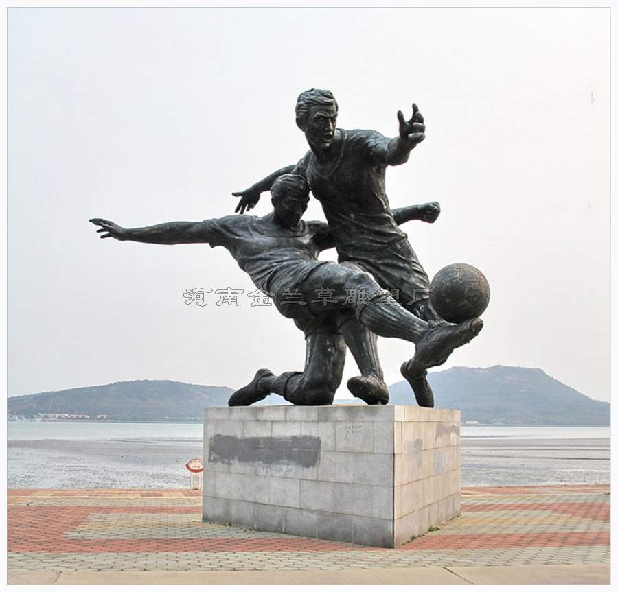 郑州校园踢足球雕塑定制厂